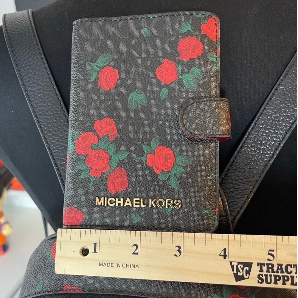 °｡⋆♡ Michael Kors Backpack & Passport Holder Set (HB-2) - Picture 8 of 14